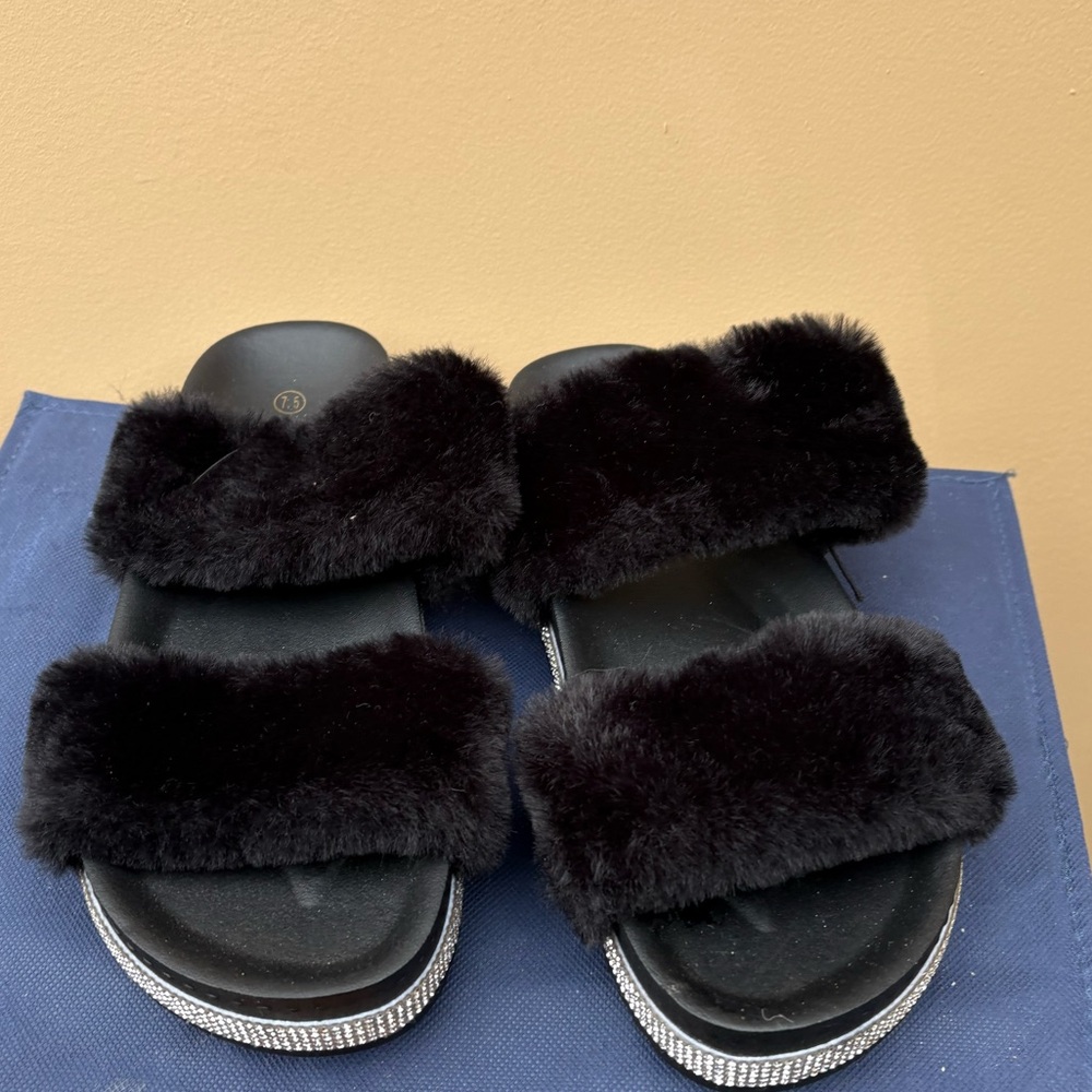 NWOT Mudd rhinestone faux fur sandals